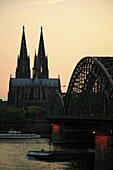 Germany, Rhineland-Westphalia, Köln, Cologne, cathedral & Hohenzollern bridge at sunset