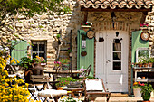 France, Provence, Vaucluse, traditional house, courtyard