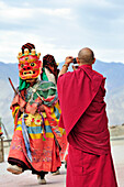 Mönch fotografiert Maskentanz auf Klosterfest, Phyang, Leh, Industal, Ladakh, Jammu und Kashmir, Indien