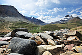 Manisteine und vergletscherter Berggipfel im Hintergrund, Pass bei Photoksar, Sengi La, Sengge La, Großer Zanskar Trek, Zanskargebirge, Zanskar, Ladakh, Indien