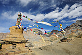 Gebetsfahnen am Pass bei Lingshed, Kiupa La, Großer Zanskar Trek, Zanskargebirge, Zanskar, Ladakh, Indien