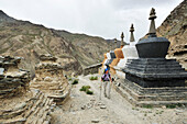 Frau wandert an Chörten vorbei, zwischen Padum und Phuktal, Großer Zanskar Trek, Zanskargebirge, Zanskar, Ladakh, Jammu und Kashmir, Indien