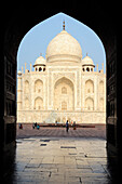 Blick aus Torbogen auf Taj Mahal, Taj Mahal, UNESCO Weltkulturerbe, Agra, Uttar Pradesh, Indien