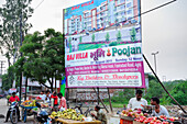 Marktstände mit Obst und Werbung für Neubau einer Wohungsanlage, Agra, Uttar Pradesh, Indien