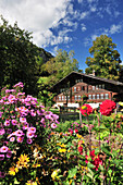 Bauernhaus mit Bauerngarten, Meiringen, Berner Oberland, Kanton Bern, Schweiz