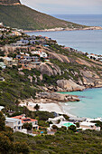 Strand und Häuser in Llandudno Bay, Kapstadt, Westkap, Südafrika
