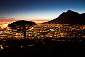 Blick von der Signal Hill Road auf das nächtliche Kapstadt, Kapstadt, Westkap, Südafrika