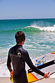 Surfer am Strand von Camps Bay, Kapstadt, Westkap, Südafrika, RSA, Afrika