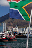 Blick von der V &amp,amp,amp, A Waterfront auf den Hafen und das Stadtzentrum von Kapstadt, Westkap, Südafrika, RSA, Afrika