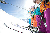 Drei junge Skifahrerinnen sitzen in einem Skilift, See, Tirol, Österreich