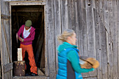 Junge Frauen beim Holzhacken, See, Tirol, Österreich