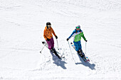 Zwei junge Skifahrerinnen auf einer Piste, See, Tirol, Österreich