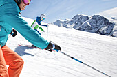 Junge Frauen fahren Ski auf einer Piste, See, Tirol, Österreich