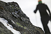 Junge Frau wandert mit ihren Schneeschuhen in den Bergen, See, Tirol, Österreich