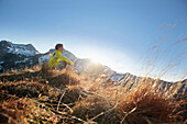 Bergsteiger auf dem Gipfel des Mottakopfes, dahinter Schesaplana, Brandnertal, Vorarlberg, Österreich