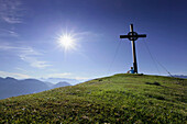 Wanderer auf dem Gipfel, Notkarspitze, Ammergauer Alpen, Oberbayern, Bayern, Deutschland