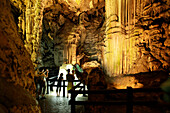 Touristen in Die Tropfsteinhöhle, St Michael's Cave, Gibraltar, United Kingdom