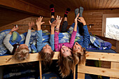 Eine Gruppe Kinder, drei Mädchen und ein Junge im Massenlager Bett einer Berghütte, Sewenhütte, des SAC, Schweizer Alpen-Club, Kanton Uri, Schweiz, Alpen