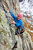 Eine Junge klettert die Felsen hoch bei der Sewenhütte, SAC Schweizer Alpen-Club, Kanton Uri, Schweiz