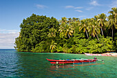 Lagune der Insel Ahe, Cenderawasih Bucht, West Papua, Indonesien