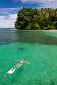 Schnorcheln in der Lagune von Ahe, Cenderawasih Bucht, West Papua, Indonesien