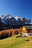 Bauernhof vor Felswänden des Sellastock, Corvara, Dolomiten, UNESCO Weltnaturerbe Dolomiten, Südtirol, Italien, Europa