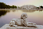 Skulptur einer Sphinx vor Wasserschloss Nordkirchen, Münsterland, Nordrhein-Westfalen, Deutschland, Europa