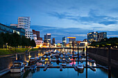 Boote im Medienhafen am Abend, Düsseldorf, Rhein, Nordrhein-Westfalen, Deutschland, Europa