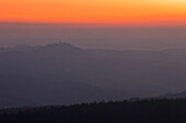 Blick vom Aussichtsturm Hohe Acht über die Eifellandschaft zur Nürburg im Abendrot, bei Adenau, Eifel, Rheinland-Pfalz, Deutschland, Europa