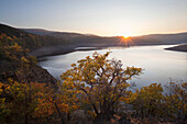 Blick über den Rurstausee bei Sonnenuntergang, Nationalpark Eifel, Nordrhein-Westfalen, Deutschland, Europa