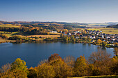 Blick über Schalkenmehrener Maar im Herbst, bei Daun, Eifel, Rheinland-Pfalz, Deutschland, Europa