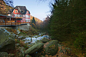 Blick auf Waldgasthaus Steinerne Renne, Harz, Sachsen-Anhalt, Deutschland, Europa