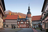Blick auf Altstadtgasse zum Marktplatz und Saigerturm, Stolberg, Harz, Sachsen-Anhalt, Deutschland, Europa