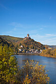Blick über die Mosel zur Reichsburg, Cochem, Rheinland-Pfalz, Deutschland, Europa