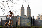 Jogging around the Reservoir in Central Park, Central Park, Manhattan, New York, USA