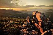 Sonnenuntergang mit Weitblick in die Wildnis, Mt Wellington, Hobart, Tasmanien, Australien