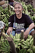 Faafafine verkauft Früchte am Markt, faafafine sind Männer die als Frauen erzogen werden, Apia, Upolu, Samoa, Südsee