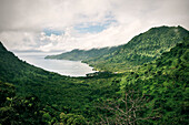 Ausblick auf Bucht und tropische Berghänge mit Regenwald, Upolu, Samoa, Südsee