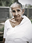 Porträt einer alten Frau, gläubige Buddhistin, Anuradhapura, kulturelles Dreieck, Sri Lanka