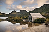 Cradle Mountain und der Dove Lake, See, Gipfel, Hütte, Overland Track, Cradle Mountain Lake St Clair Nationalpark, Tasmanien, Australien