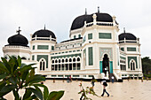 Muslims in front oft he Grand Mosque in Medan, capital of Sumatra Utara province, Island of Sumatra, Indonesia, Southeast Asia