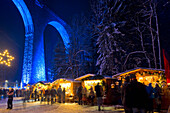 Christmas market in the Ravenna gorge, Ravenna bridge in the background, near Hinterzarten, Black Forest, Baden-Württemberg, Germany