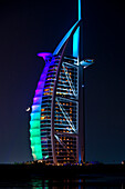 Beleuchtete Burj al Arab bei Nacht, Dubai, Vereinigte Arabische Emirate