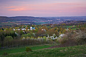 Blick vom Schaumberg Richtung Freisener Höhe mit Selbach, Frühling, Kirschblüte, Saar-Nahe-Bergland, Saarland, Deutschland, Europa