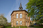 Blick auf evangelische Kirche in Bischmisheim, Saarland, Deutschland, Europa