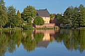 Jagdschloß Gustavsburg mit Schloßweiher, Homburg-Jägersburg, Saarland, Deutschland, Europa