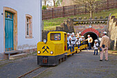 Menschen vor dem Besucherbergwerk Rischbachstollen, St. Ingbert, Saarland, Deutschland, Europa