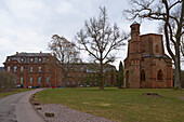 Alter Turm und Alte Abtei im Park, Erlebniszentrum Villeroy &amp; Boch, Mettlach, Saarland, Deutschland, Europa