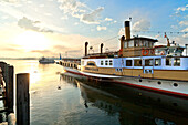 Ausflugsschiff im Hafen am Morgen, Prien, Chiemsee, Chiemgau Oberbayern, Bayern, Deutschland