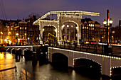 Magere Brug, Klappbrücke über den Amstel Fluß, Amsterdam, Niederlande